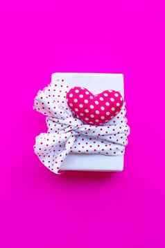 情人节心礼物盒子粉红色的背景