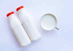 牛奶瓶杯牛奶白色背景