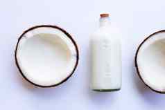 一半椰子瓶椰子牛奶白色
