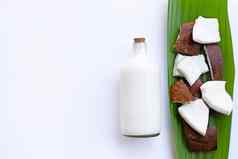 椰子椰子牛奶白色背景