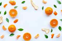 框架新鲜的橙色柑橘类水果绿色叶子白色