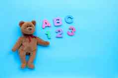 棕色（的）熊玩具英语字母数字蓝色的后台