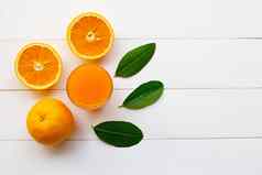 新鲜的橙色柑橘类水果叶子橙色汁白色