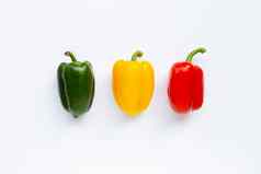绿色黄色的红色的新鲜的贝尔胡椒白色