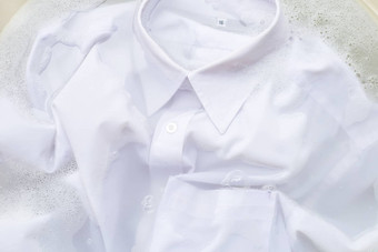 浸泡布洗白色衬衫