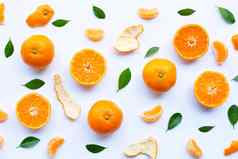 新鲜的橙色柑橘类水果皮绿色叶子白色