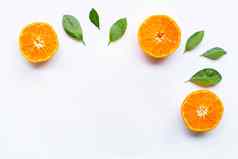 新鲜的橙色柑橘类水果绿色叶子白色