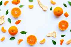 新鲜的橙色柑橘类水果绿色叶子白色