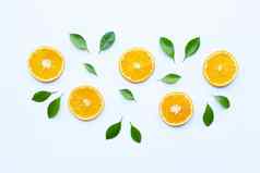 新鲜的橙色柑橘类水果叶子孤立的白色