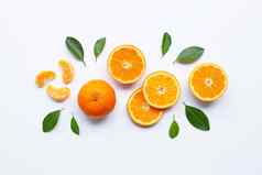新鲜的橙色柑橘类水果叶子白色背景