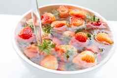 草莓浸泡水洗新鲜的水果白色