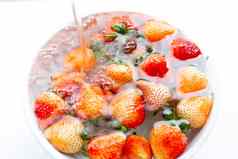 草莓浸泡水洗新鲜的水果白色