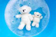 浸泡玩具熊洗衣洗涤剂水解散