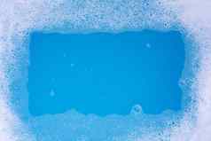 框架使洗涤剂泡沫泡沫蓝色的背景