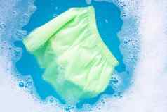 绿色婴儿短裤浸泡婴儿洗衣洗涤剂水迪索卢蒂