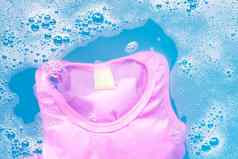 粉红色的孩子无袖衬衫浸泡婴儿洗衣洗涤剂水