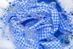 蓝色的白色桌布浸泡粉洗涤剂水dissolutio