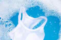 白色孩子汗衫浸泡婴儿洗衣洗涤剂水dissol