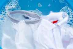 白色马球衬衫浸泡粉洗涤剂水解散