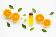 至关重要的石油新鲜的橙色柑橘类水果叶子隔离