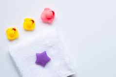 粉红色的黄色的鸭玩具白色毛巾孩子们浴概念