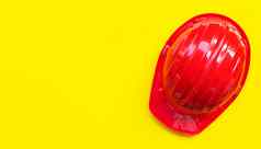 红色的建设头盔黄色的背景