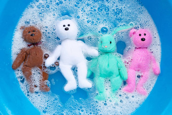 浸泡兔子娃娃熊玩具洗衣洗涤剂水它