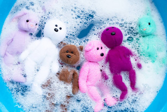 浸泡兔子娃娃熊玩具洗衣洗涤剂水它
