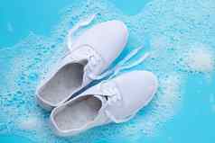 运动鞋泡沫粉洗涤剂水解散蓝色的