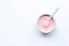 陶瓷碗粉红色的草莓酸奶白色