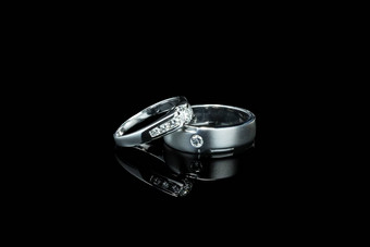 夫妇奢侈品婚礼钻石环新娘新郎孤立的黑色的背景影子反射复制空间夫妇环婚礼订婚仪式概念