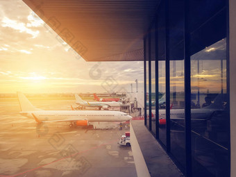 飞机机场终端门现代国际机场日落运输飞机旅行概念