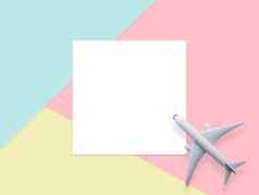 旅行飞机概念简单的平躺设计旅行概念飞机蓝色的黄色的粉红色的柔和的颜色背景空白白色纸复制空间