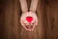 女手持有红色的心情人节一天健康护理捐赠概念世界心一天