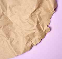 皱巴巴的表棕色（的）包装纸紫色的背景