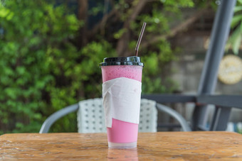 泰国风格冰粉红色的甜蜜的牛奶咖啡商店