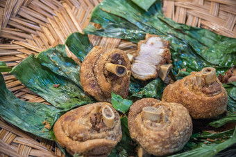 脆皮猪肉关节泰国街食物市场