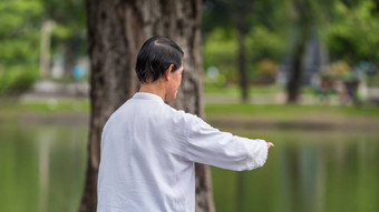 男人。锻炼或谁户外公园