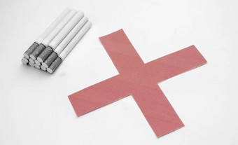 世界烟草一天堆<strong>香烟</strong>过滤器孤立的白色背景红色的交叉象征