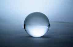 水晶玻璃球球透明的绿色梯度背景