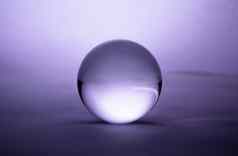 水晶玻璃球球透明的紫色的梯度背景