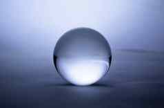 水晶玻璃球球透明的蓝色的梯度背景