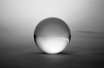 <strong>水晶玻璃</strong>球球透明的黑暗灰色梯度背景