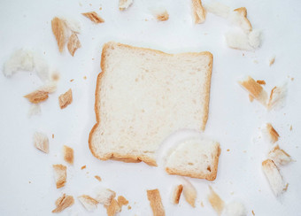 分散面包面包屑切片面包白色表格背景