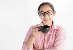 关闭肖像自信亚洲女人穿眼镜持有咖啡杯相机微笑站白色背景复制空间
