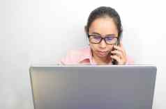 业务亚洲年轻的女人会说话的移动电话坐着工作的地方办公室移动PC