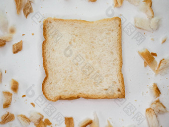 分散面包面包屑切片面包白色表格背景