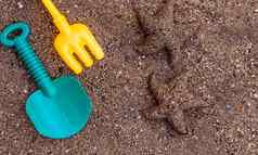 孩子们的海滩玩具桶铲铲沙子空间文本概念幸福夏天有趣的孩子们