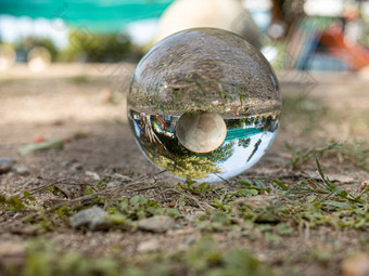 水晶玻璃球球的地方地面揭示球模糊背景