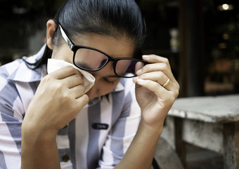 亚洲年轻的女人瓦里亚亚斯语年轻的女人华林眼镜眼睛刺激撕裂组织纸擦眼泪健康医疗概念眼镜眼睛刺激撕裂